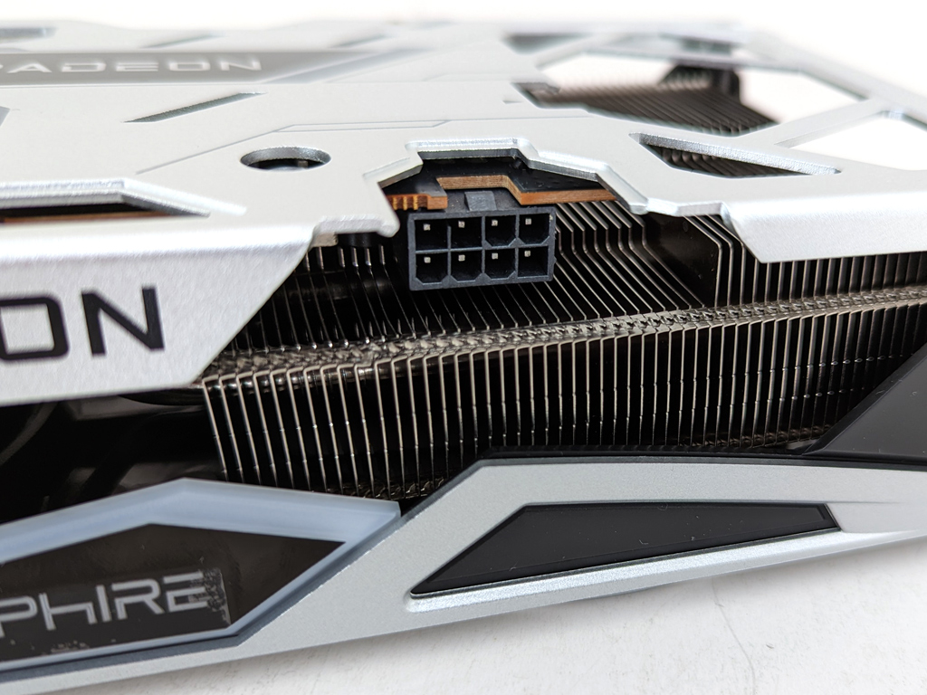 Sapphire sieht einen einzelnen 8-Pin-Anschluss für die Stromversorgung des RX 6600 XT Boliden vor.