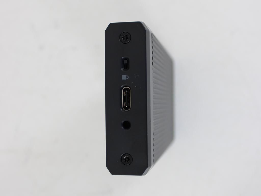 Auf der Rückseite befindet sich u.a. der USB-Anschluss.