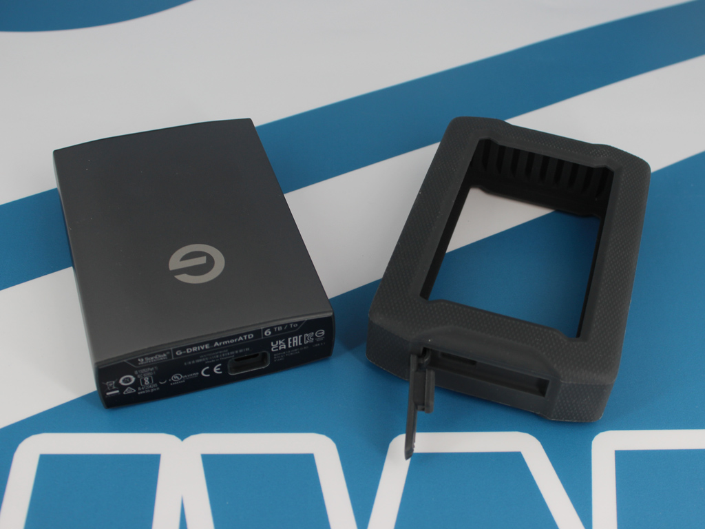 Der Gummi-Bumper kann von der HDD gelöst werden.