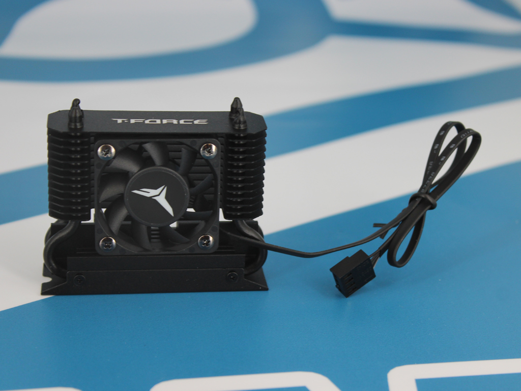 Das Anschlusskabel ist 50 cm lang.