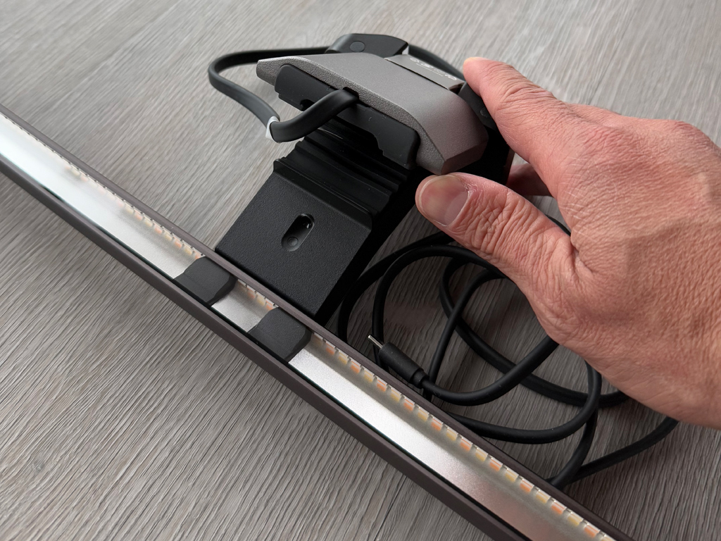 Die Monitorhalterung ist solide.